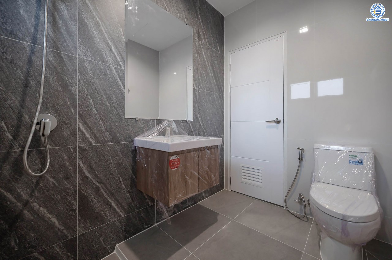 บ้านมือสองตกแต่งใหม่ โครงการ พฤกษ์ภิรมย์รีเจนท์ ปิ่นเกล้า บนสังคมคุณภาพจากแบรนด์ Q.House หลังใหญ่กว่า 113.4 ตร.ว. ดีไซน์ทันสมัยฟังก์ชัน 5 ห้องนอน (ห้องนอนชั้นล่าง 1 ห้อง) 5 ห้องน้ำ 1 ห้องแม่บ้าน จอดรถได้ 3 คัน บนที่สุดแห่งทำเลศักยภาพ หน้าโครงการติดถ.กาญจนาภิเษก เชื่อมต่อทุกการเดินทาง ใกล้จุดขึ้นทางด่วน "ศรีรัช" และรถไฟฟ้าสายสีม่วง "สถานีตลาดบางใหญ่"